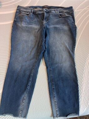 Size 24- Torrid boyfriend crop jeans- great condition